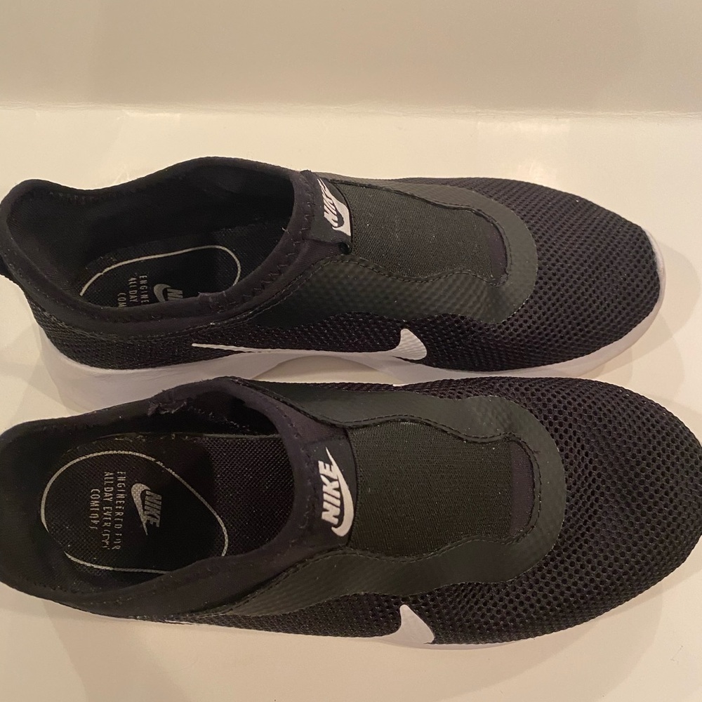 Nike Black Slip-On Tennis Shoes Sz 6